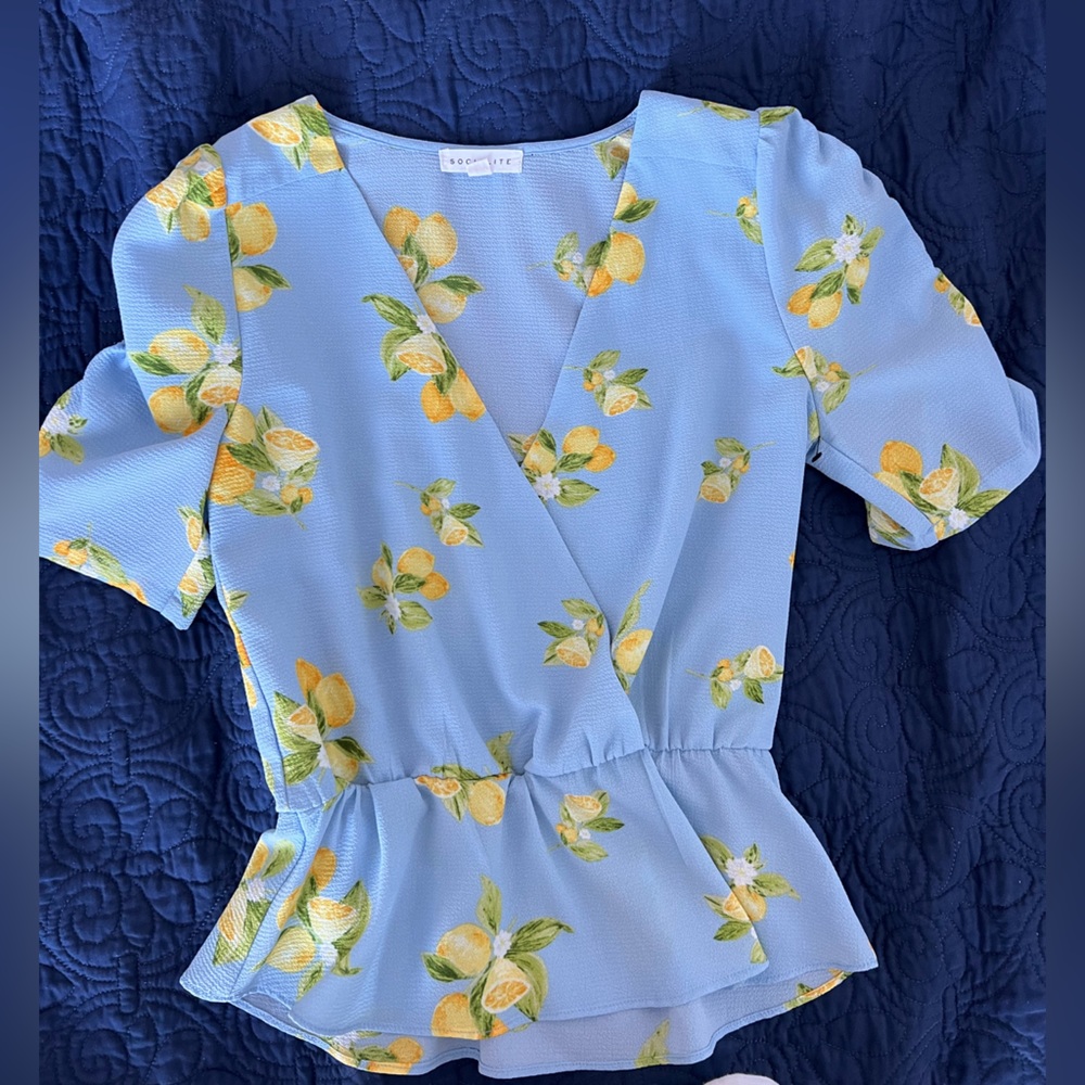 Size XS Socialite blouse floral vneck.  Light blue with lemons.